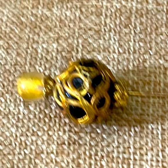 Vintage hat pin gold embellished with gold inside of a clear bead on top - Picture 3 of 9